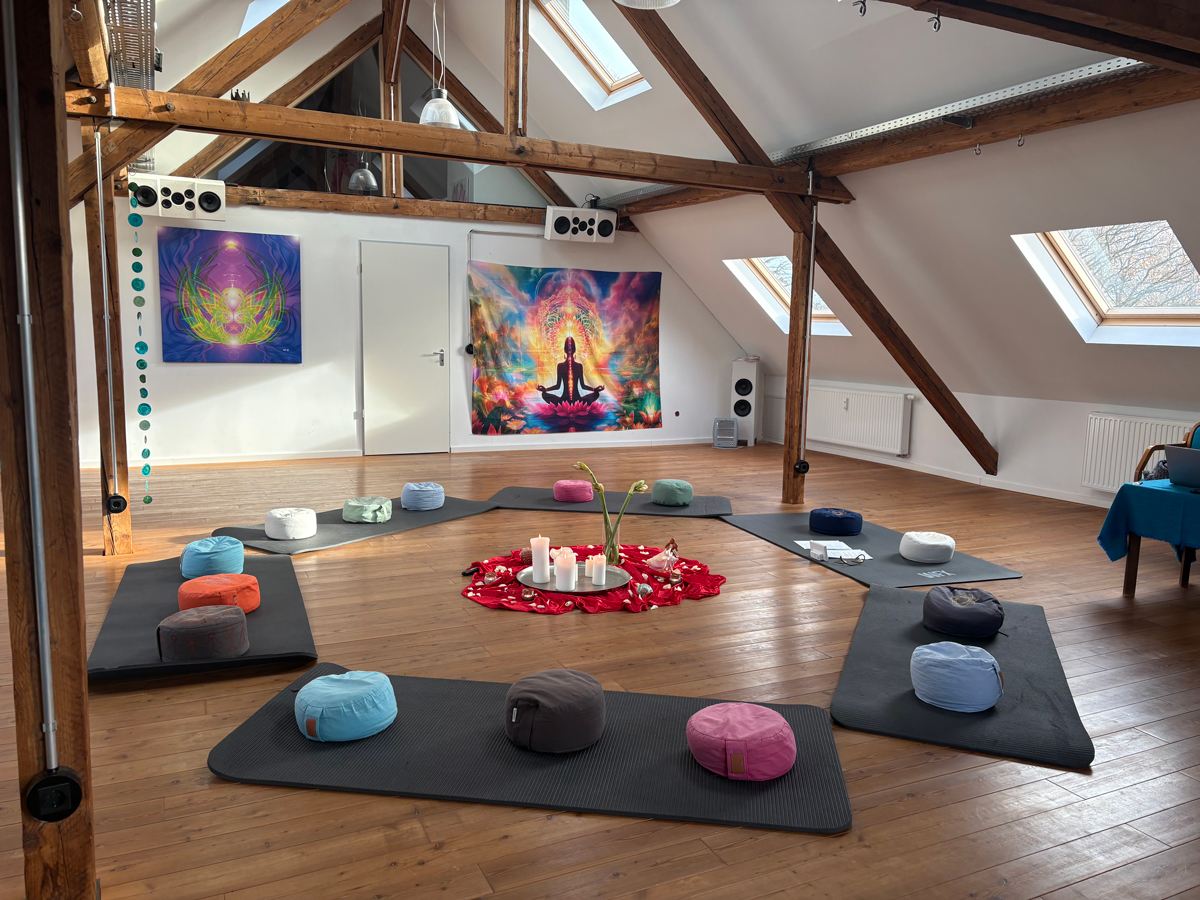 Sitzkreis in gemütlichem Dachgeschoss-Seminarraum mit freigelegten Holzbalken