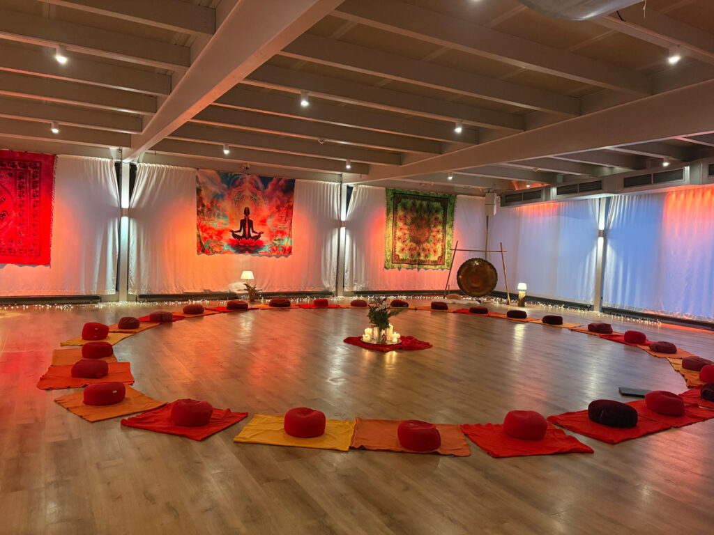 Sitzkreis in freundlichem Seminarraum mit warmen Farben