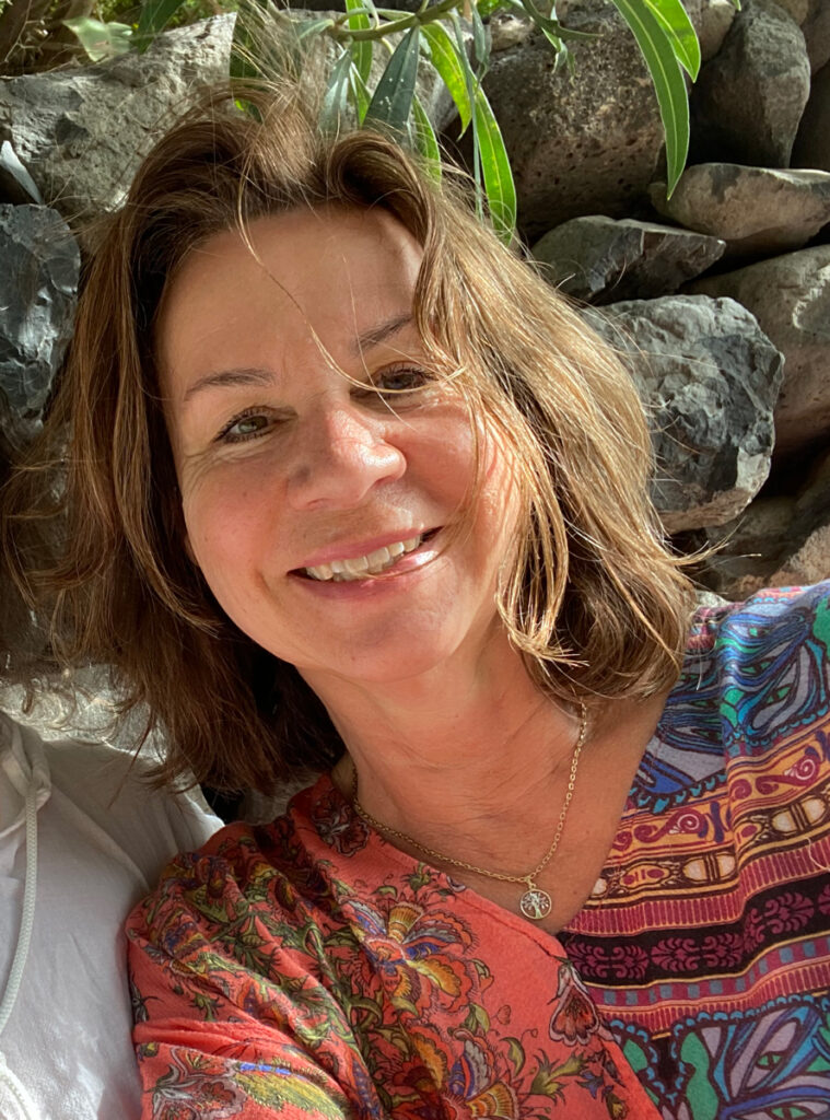 Martina Körber lacht in warmer Atmosphäre in die Kamera