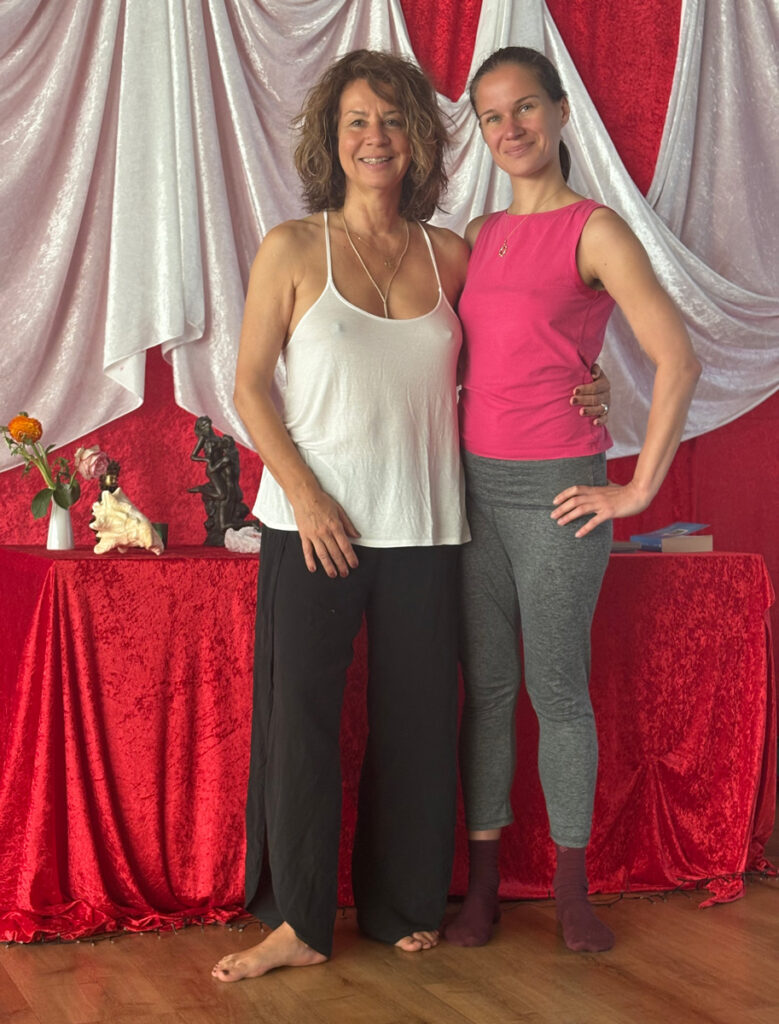 Martina und Anastasia stehen vor dem Altar